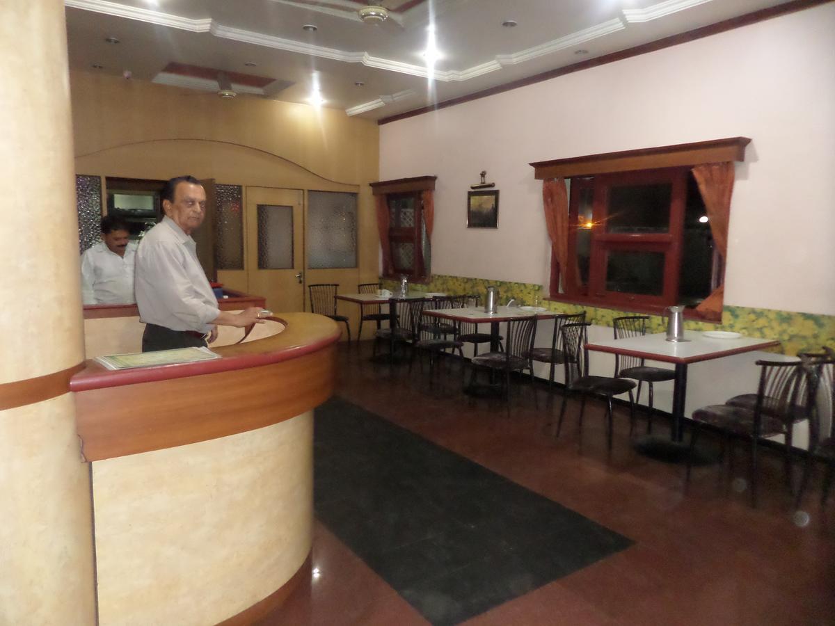 Hotel Ambessador Executive Solapur Exterior foto