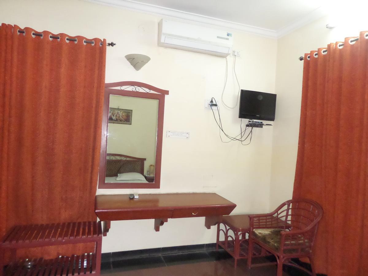 Hotel Ambessador Executive Solapur Exterior foto