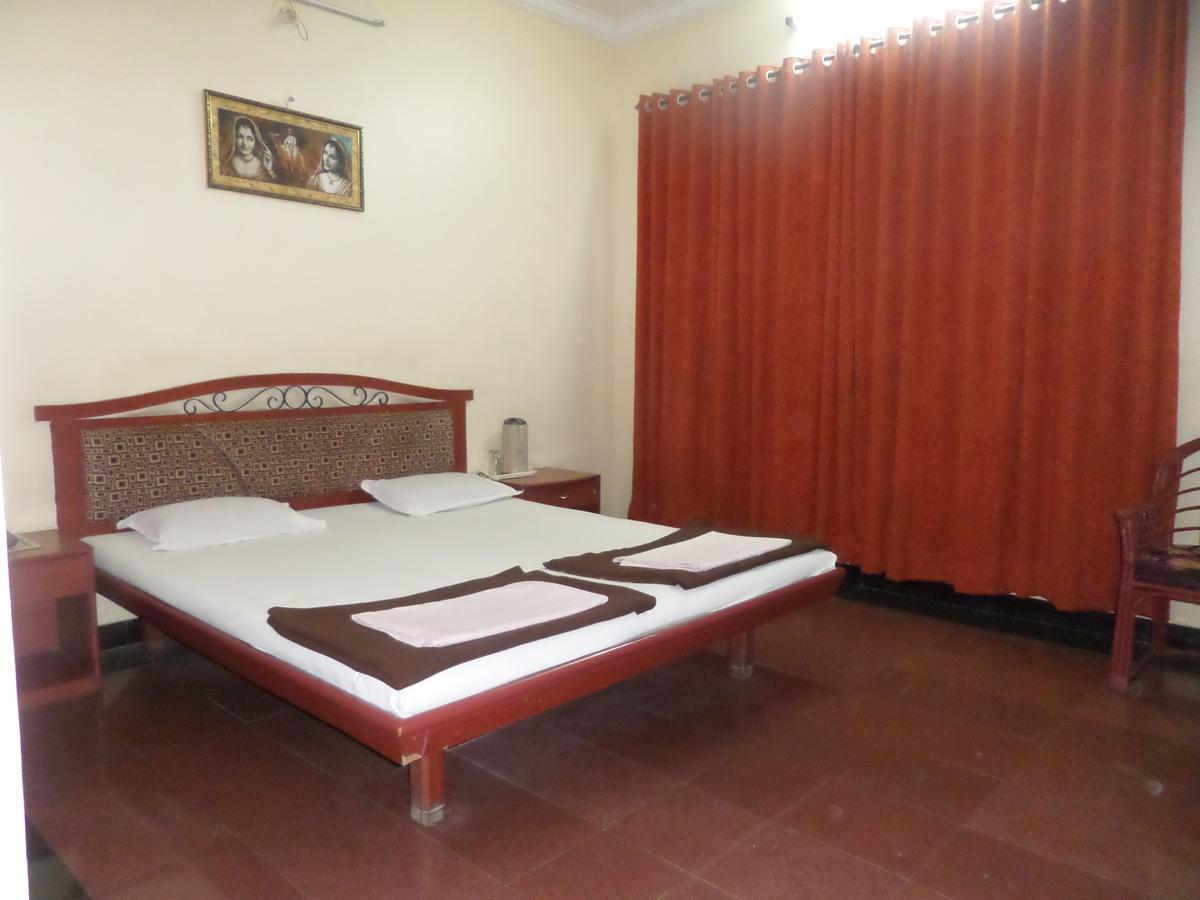 Hotel Ambessador Executive Solapur Exterior foto