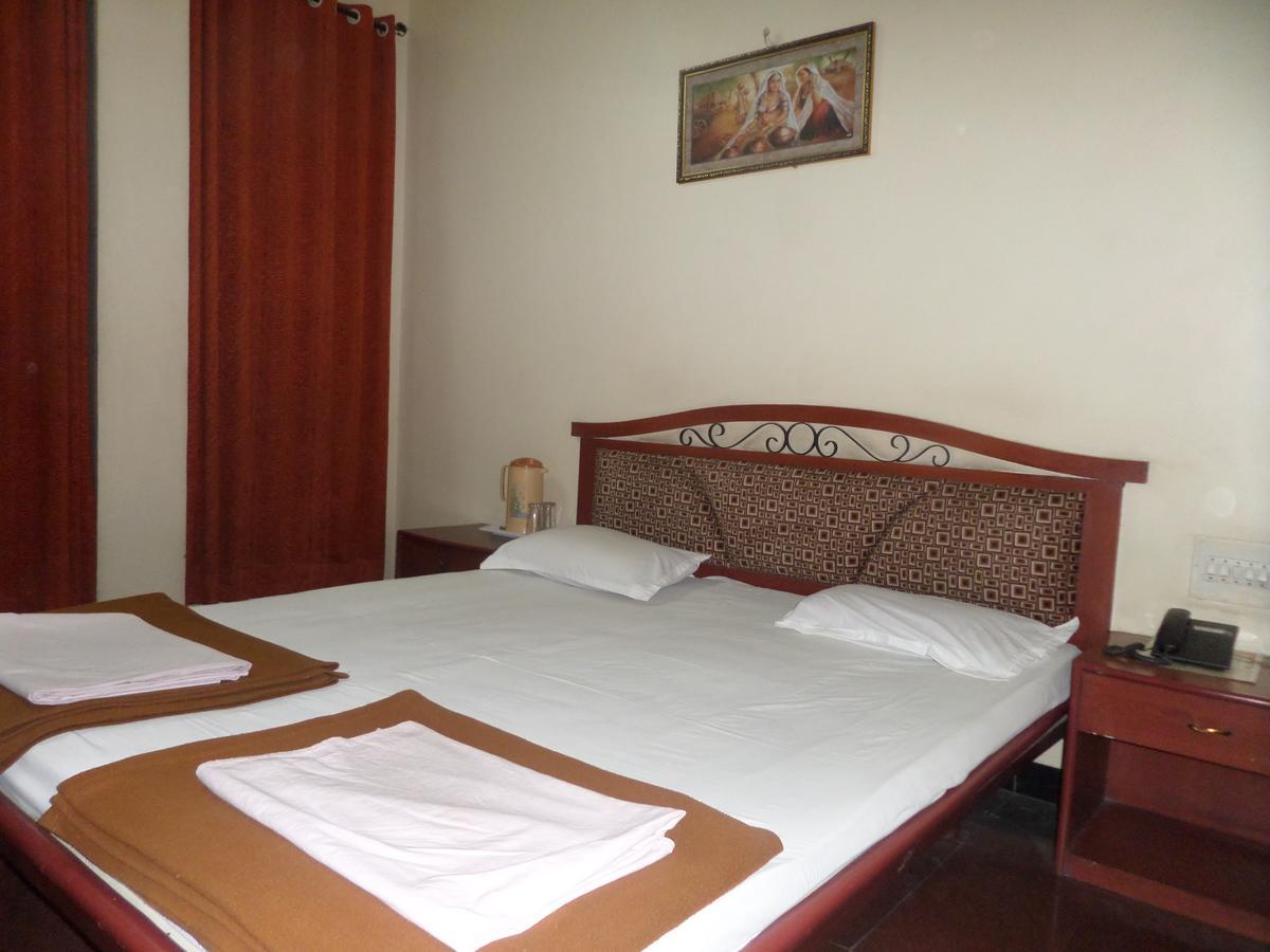 Hotel Ambessador Executive Solapur Exterior foto